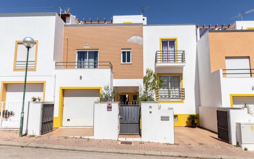 Moradia T4+1 com Cave, estacionamento e  garagem box –  Urbanização Miramar
