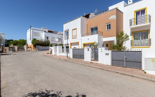 Moradia T4+1 com Cave, estacionamento e  garagem box –  Urbanização Miramar