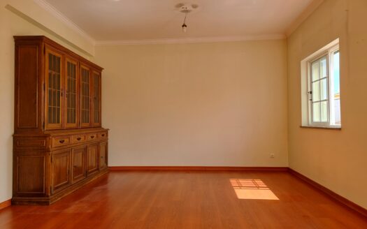 Moradia T4 com garagem na Urb. José Albino