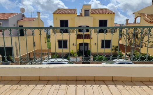 Moradia T4 com garagem na Urb. José Albino