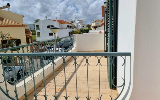 Moradia T4 com garagem na Urb. José Albino