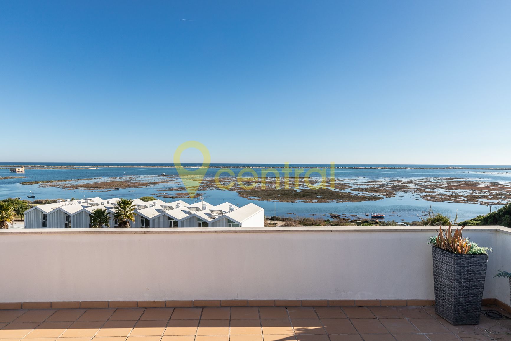 Moradia T3 na Fuzeta com vista para Ria Formosa e Mar • Central Real Estate Agency