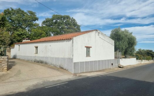 Moradia T3 para remodelação em Santo Estevão