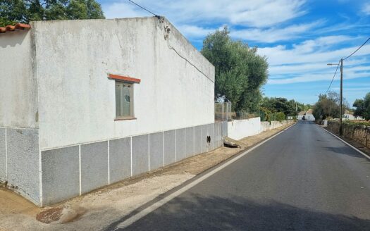 Moradia T3 para remodelação em Santo Estevão