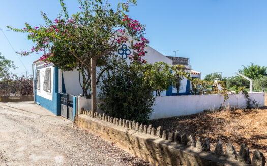 Moradia T2 em Santo Estevão com pátio exterior e terraço