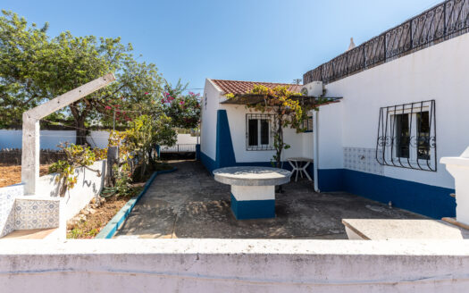 Moradia T2 em Santo Estevão com pátio exterior e terraço