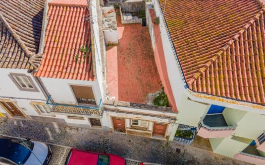 Moradia para reconstrução no centro da cidade