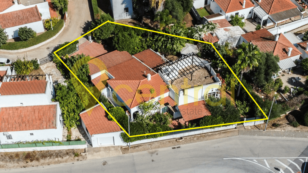 Moradia T3+1 com jardim Urb. Perogil Cabanas de Tavira • Central Real