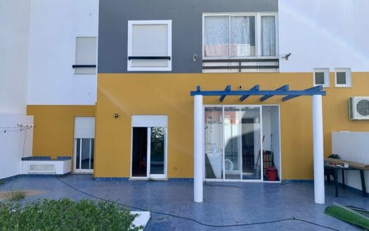 Apartamento T2+1 c/ pátio e garagem na Urb. do Mato de Stº Espírito