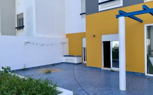 Apartamento T2+1 c/ pátio e garagem na Urb. do Mato de Stº Espírito