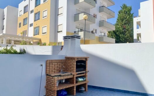 Apartamento T2+1 c/ pátio e garagem na Urb. do Mato de Stº Espírito