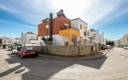 Moradia T4, com garagem, jardim e terraço vista mar, Miramar, Tavira