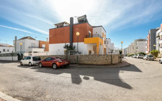 Moradia T4, com garagem, jardim e terraço vista mar, Miramar, Tavira