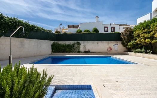 Apartamento T3 em condomínio com piscina e garagem box no centro de Tavira